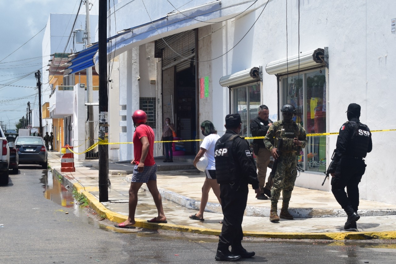 Militares y Policías estatales acordonaron la zona y entorpecieron el flujo víal. Foto: Jesús López