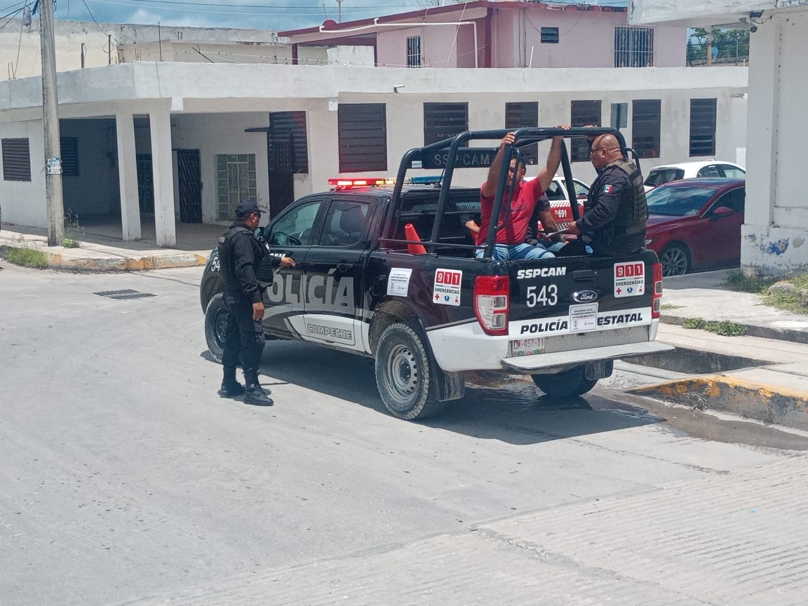 Detienen a taxistas "polleros" en Escárcega; trasladaban a ocho indocumentados