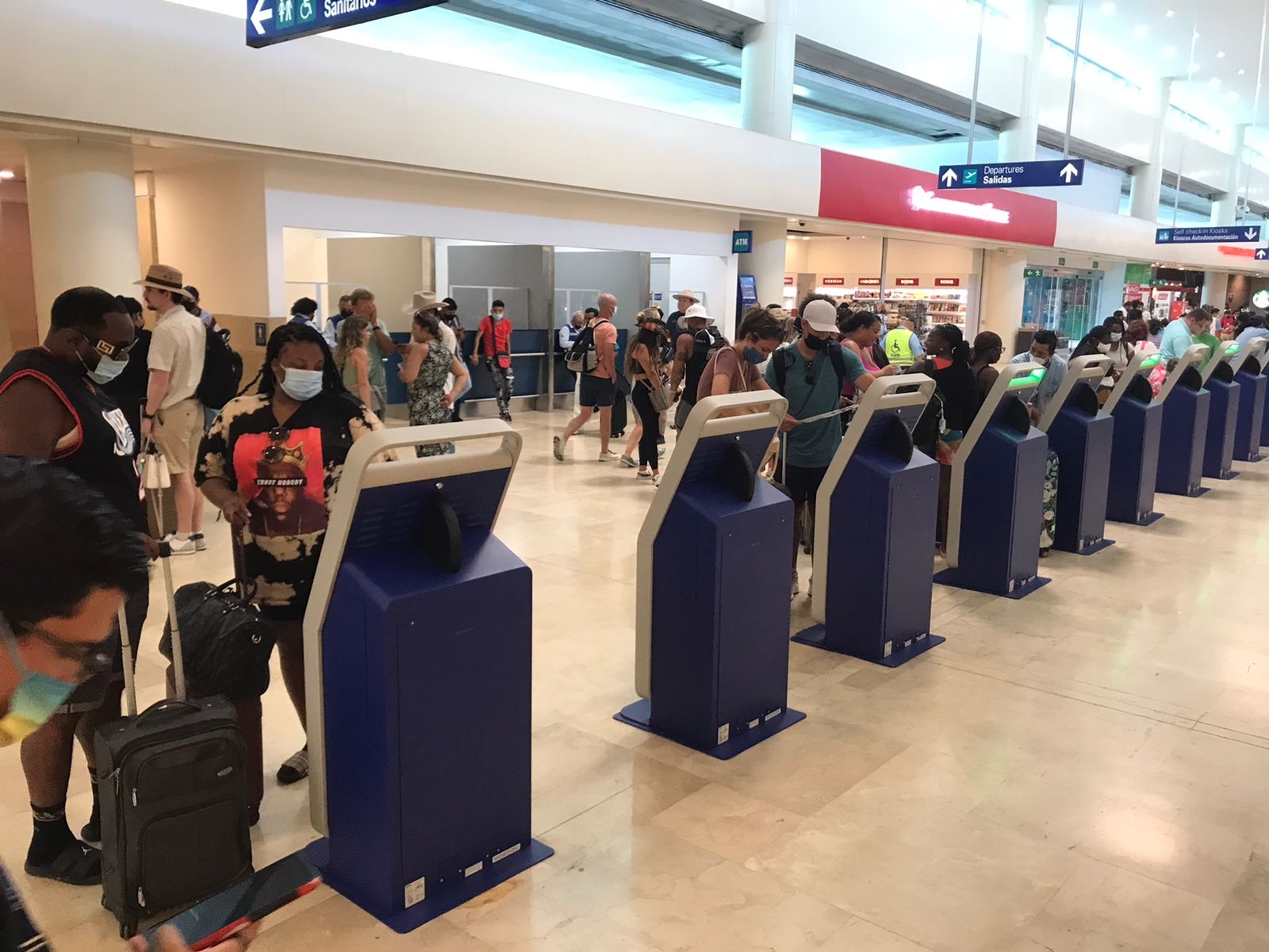 Algunos usuarios del aeropuerto de Cancún no respetan las medidas sanitarias pese al incremento de casos por COVID-19 en Quintana Roo