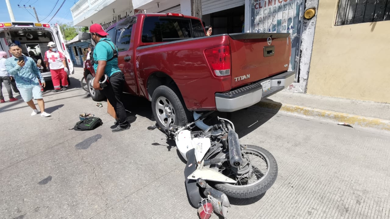 Conductora choca contra motociclista y este impacta a otro vehículo en Ciudad del Carmen