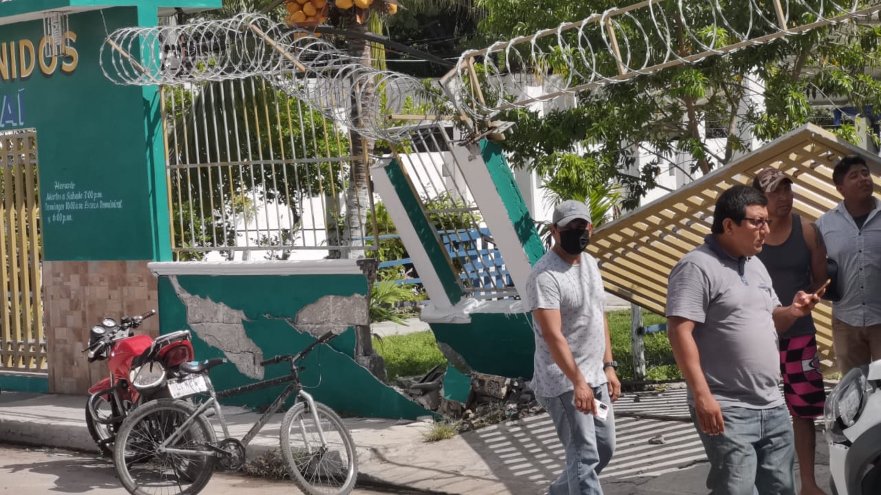 Conductor derriba el muro de una iglesia y huye del lugar en Ciudad del Carmen