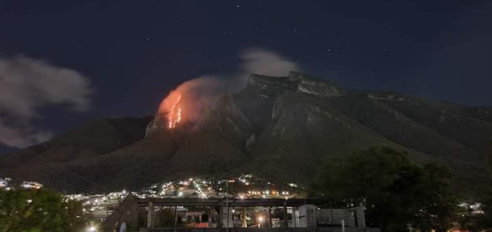 Incendio en el Cerro de la Silla en Guadalupe, Nuevo León, pudo ser provocado