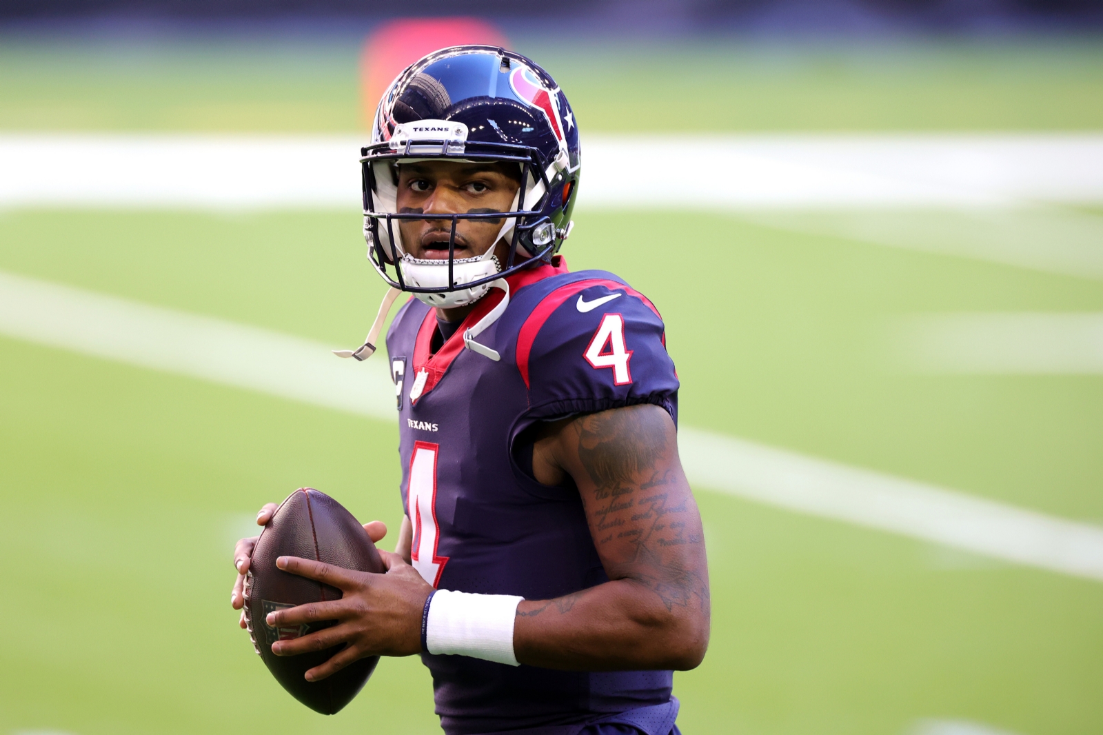 Suspenden a Deshaun Watson por violar política de conducta de la NFL