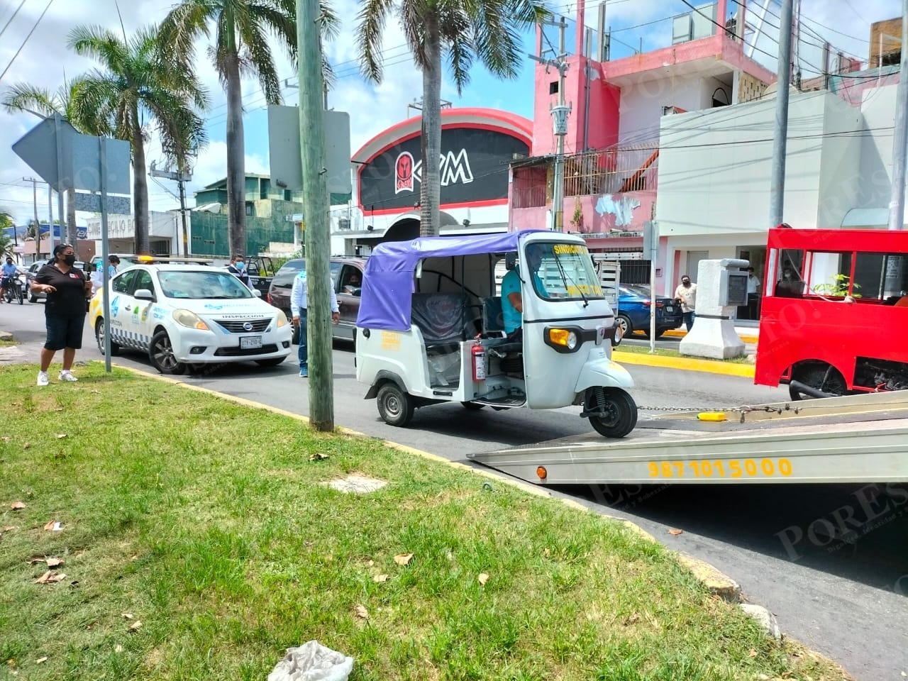 La unidad de mototaxi en Cozumel fue subida a una grúa y llevada hacia el corralón del Imoveqroo de la isla