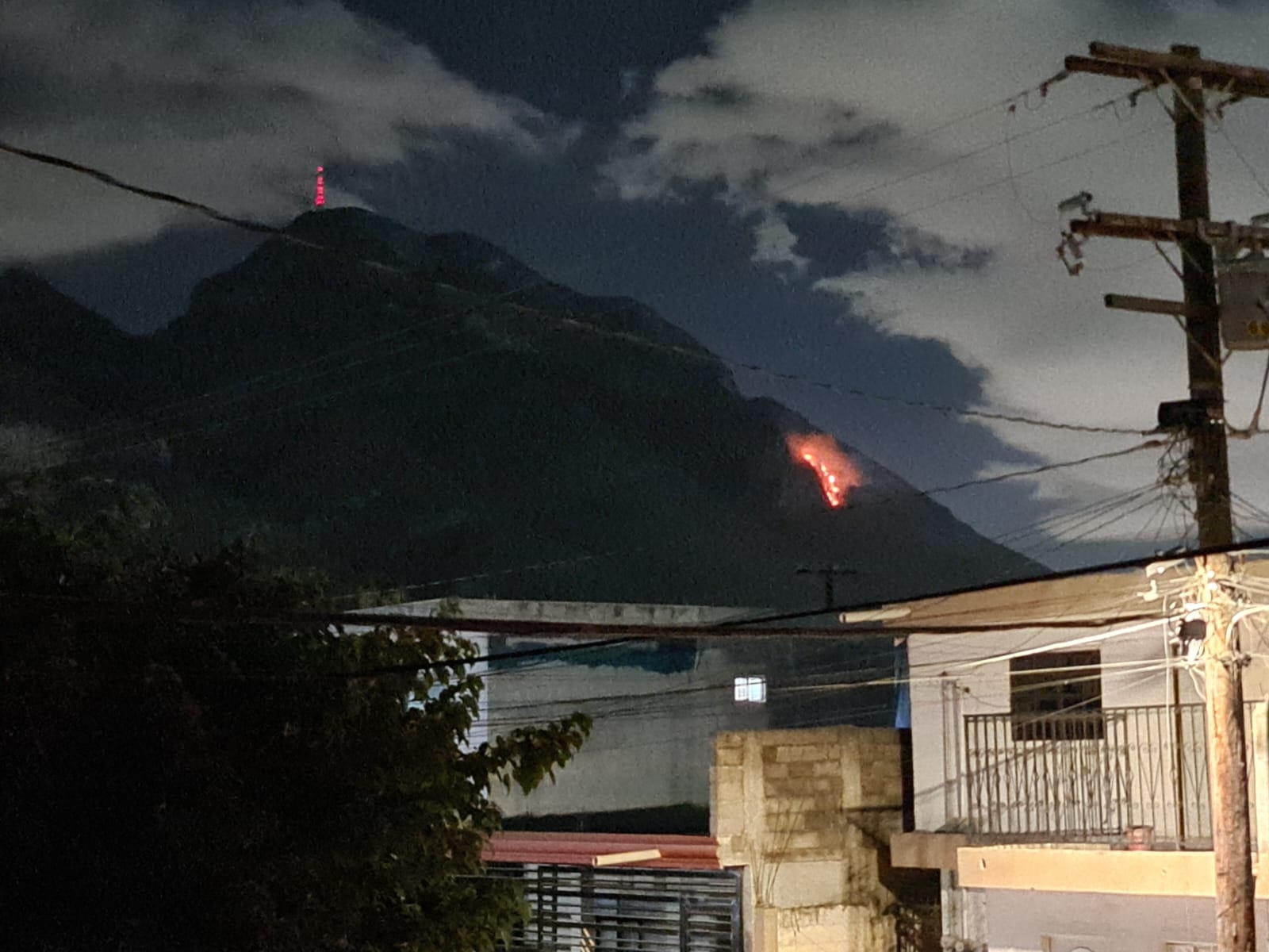 Controlan incendio en el Cerro de La Silla en Guadalupe, Nuevo León