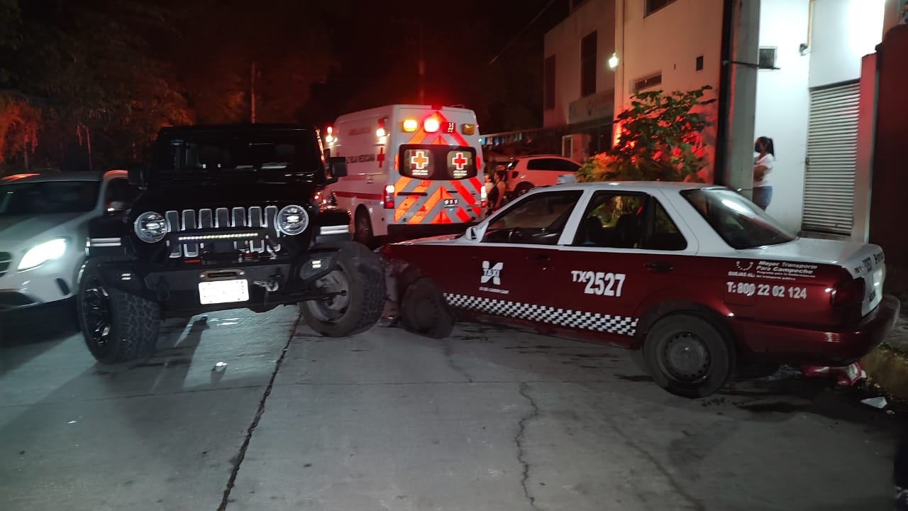 Taxi y camioneta chocan de manera frontal y dejan cuantiosos daños materiales en Ciudad del Carmen