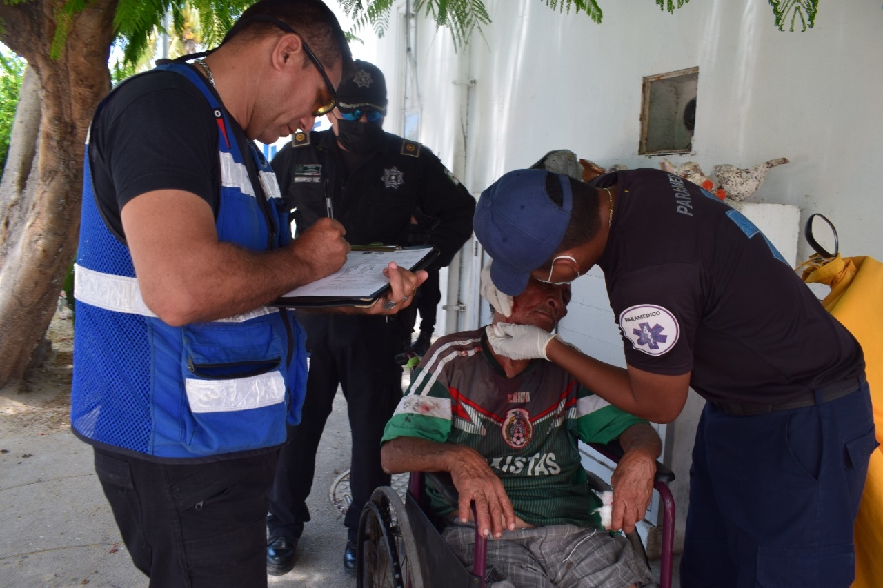 Hombre golpea con una madera a abuelito en silla de ruedas en Progreso