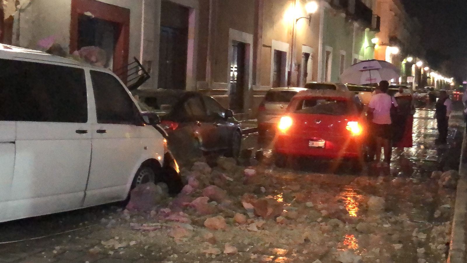 Derrumbe de tienda departamental deja autos dañados y caos vial en Campeche