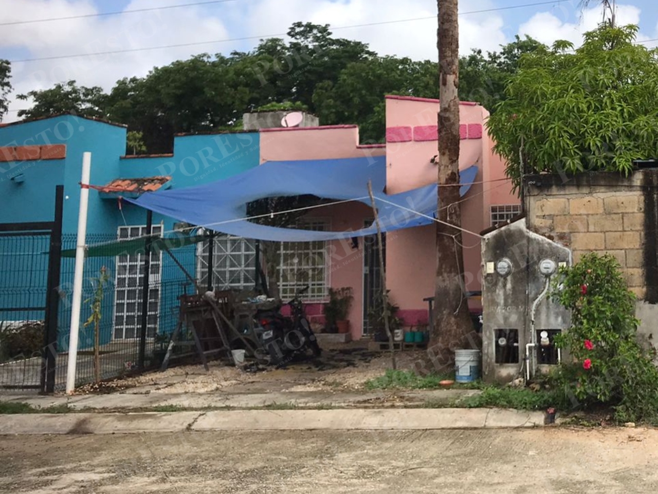 La motocicleta incendiada quedó en el patio frontal de la casa rafagueada en la zona urbana de Cancún