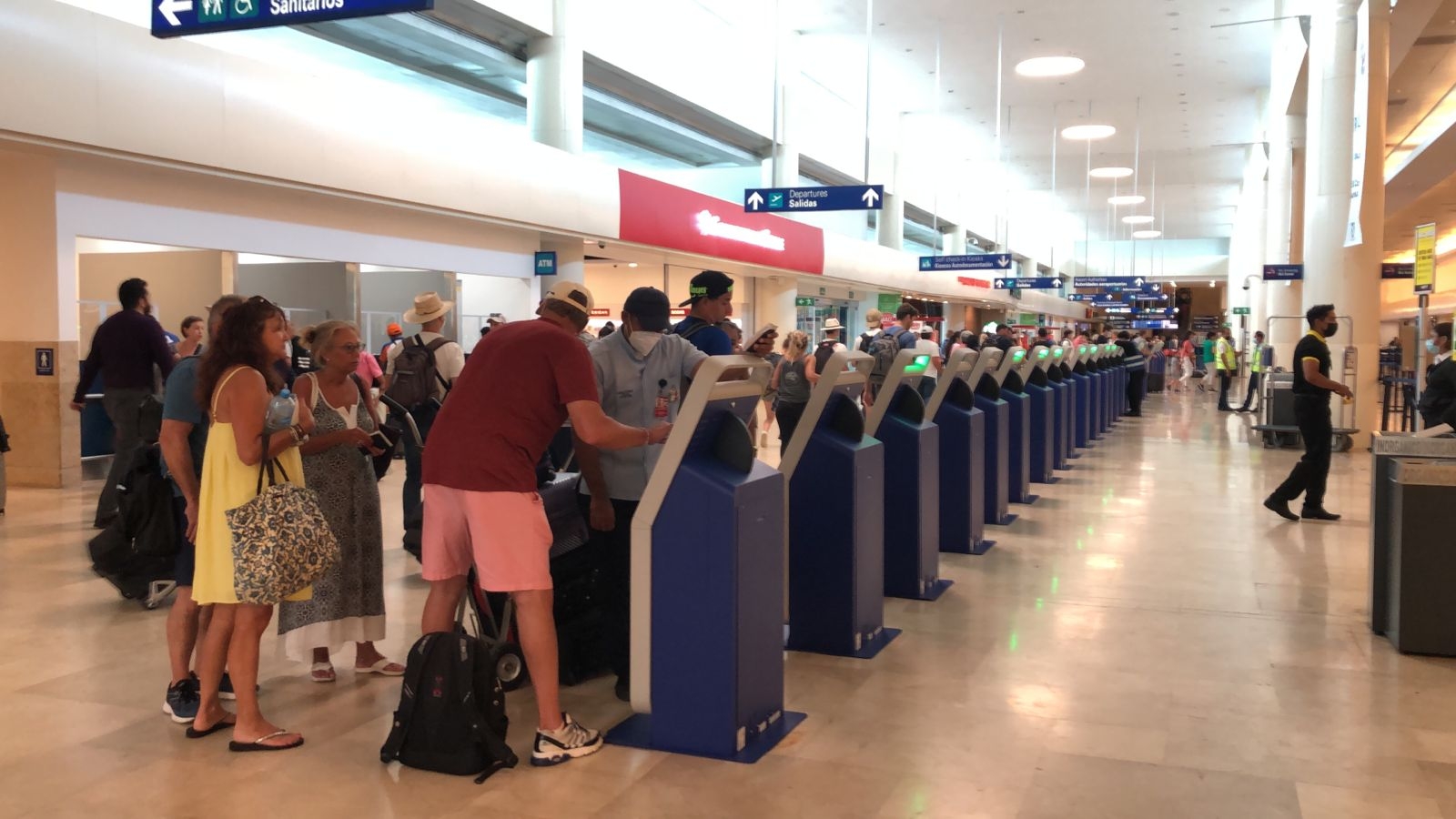 Algunos de los viajeros recibieron la noticia de la cancelación de su vuelo estando en el aeropuerto de Cancún