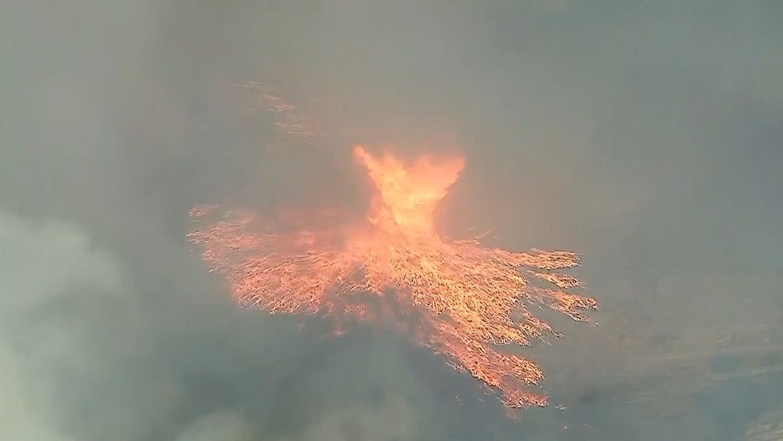 Captan un tornado de fuego durante un incendio forestal en Los Ángeles: VIDEO