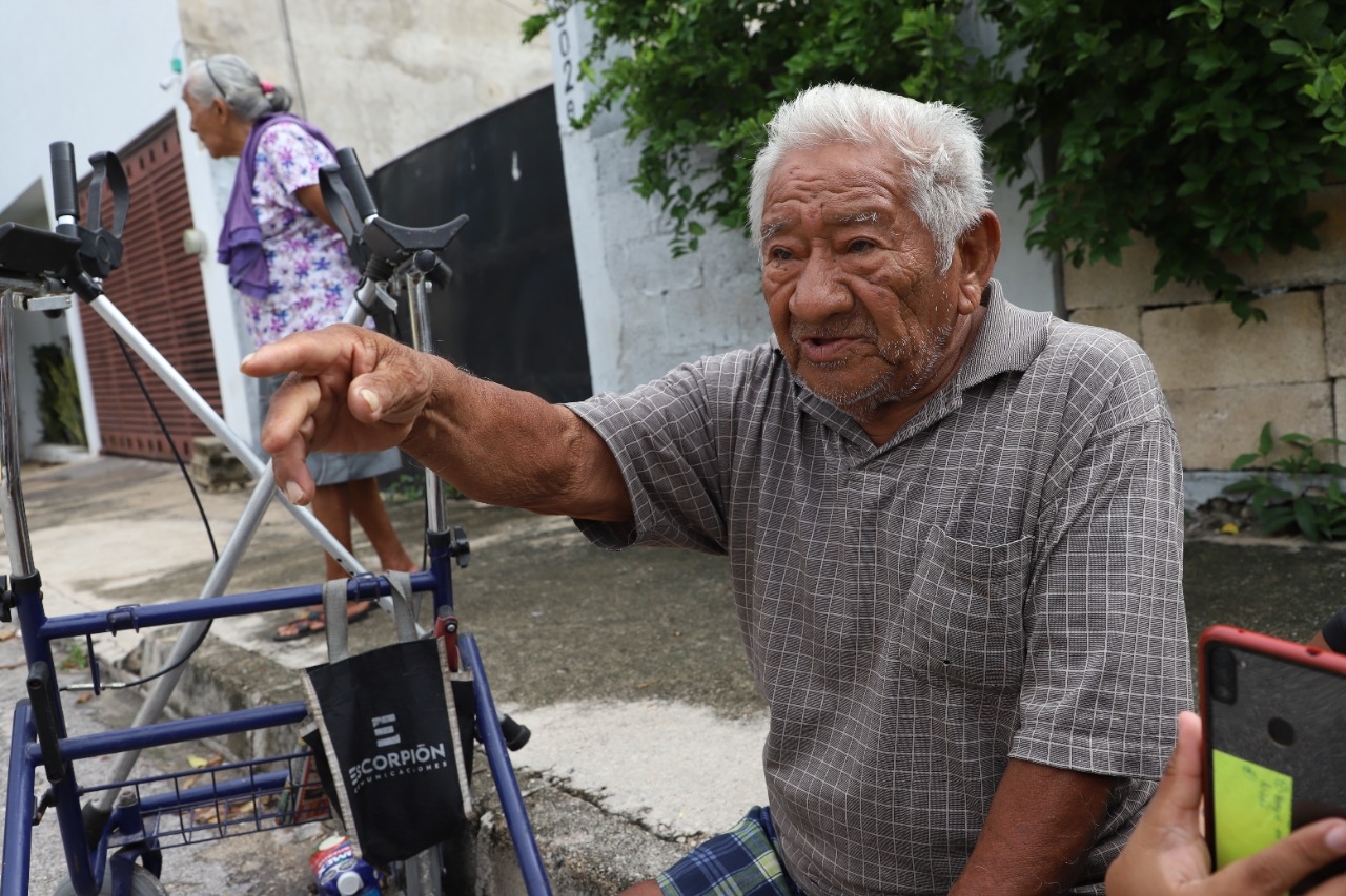 Abuelito de Mérida acusa a su hija de robarle las escrituras de su casa