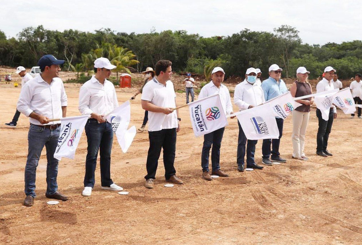 Mauricio Vila dio el banderazo para el inicio de la construcción de la quinta planta de la empresa Vertical Knits en Peto
