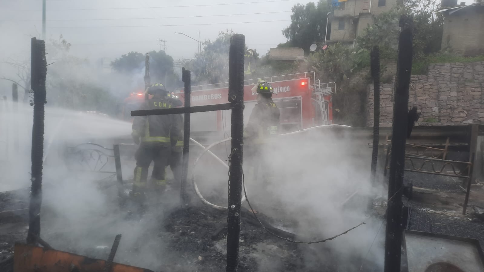 Vecinos bloquean avenida tras incendio en Santa Fe de la Ciudad de México