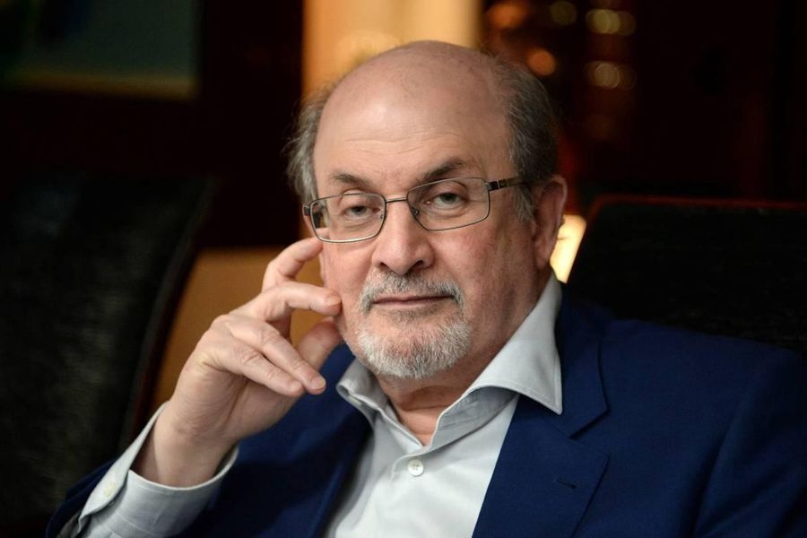 Atacan al escritor Salman Rushdie con un cuchillo durante una conferencia en Nueva York