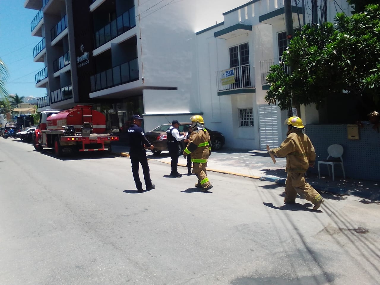 Un carril de la avenida 109 fue cerrada para que los bomberos realizaran sus labores cerca de la Quinta Avenida en Playa del Carmen