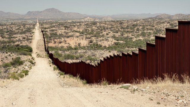 Gobernador de Arizona ordena tapar huecos de la frontera con contenedores
