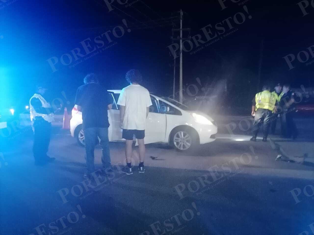 Ambulancia choca contra un auto particular en Motul