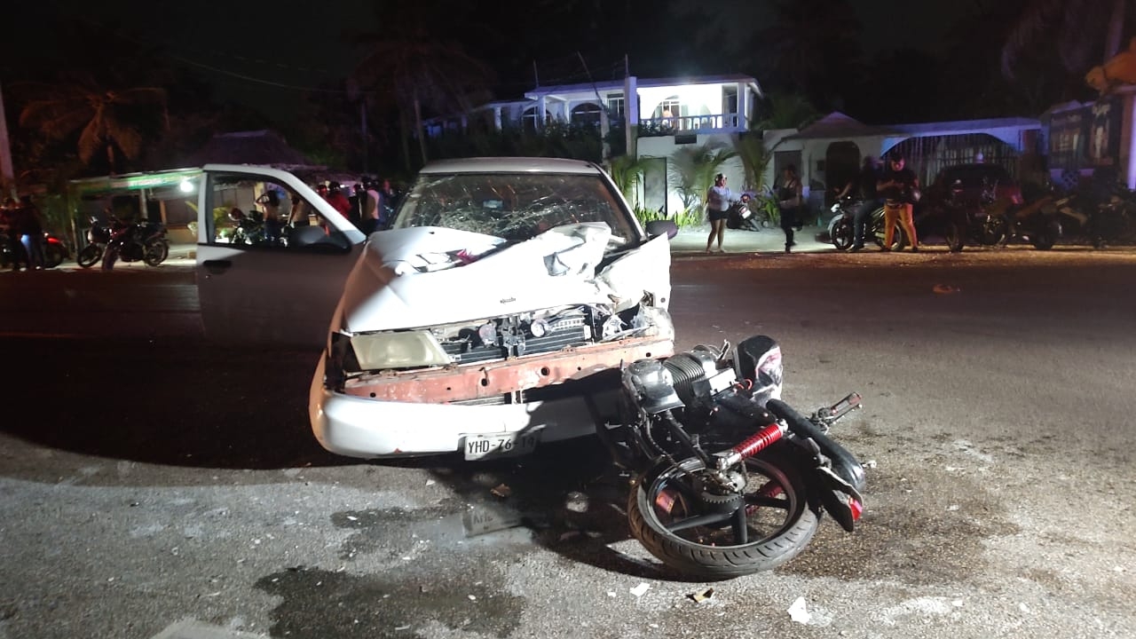 Muere motociclista tras chocar de frente contra un auto en la carretera Ciudad del Carmen-Isla Aguada