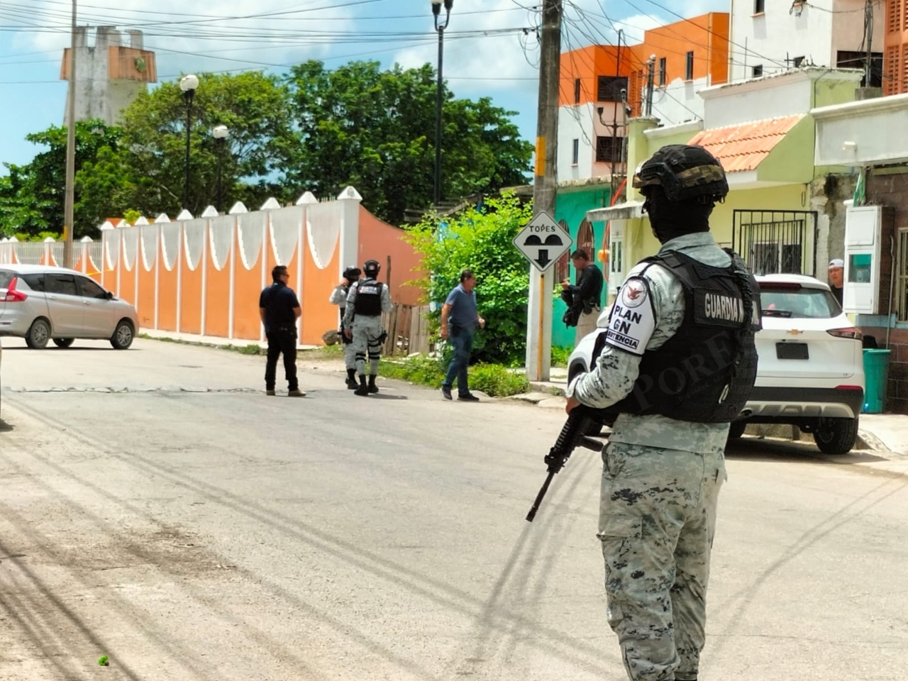 Elementos de la Guardia Nacional aseguraron el perímetro de la zona en la que se realizó un cateo en Cozumel