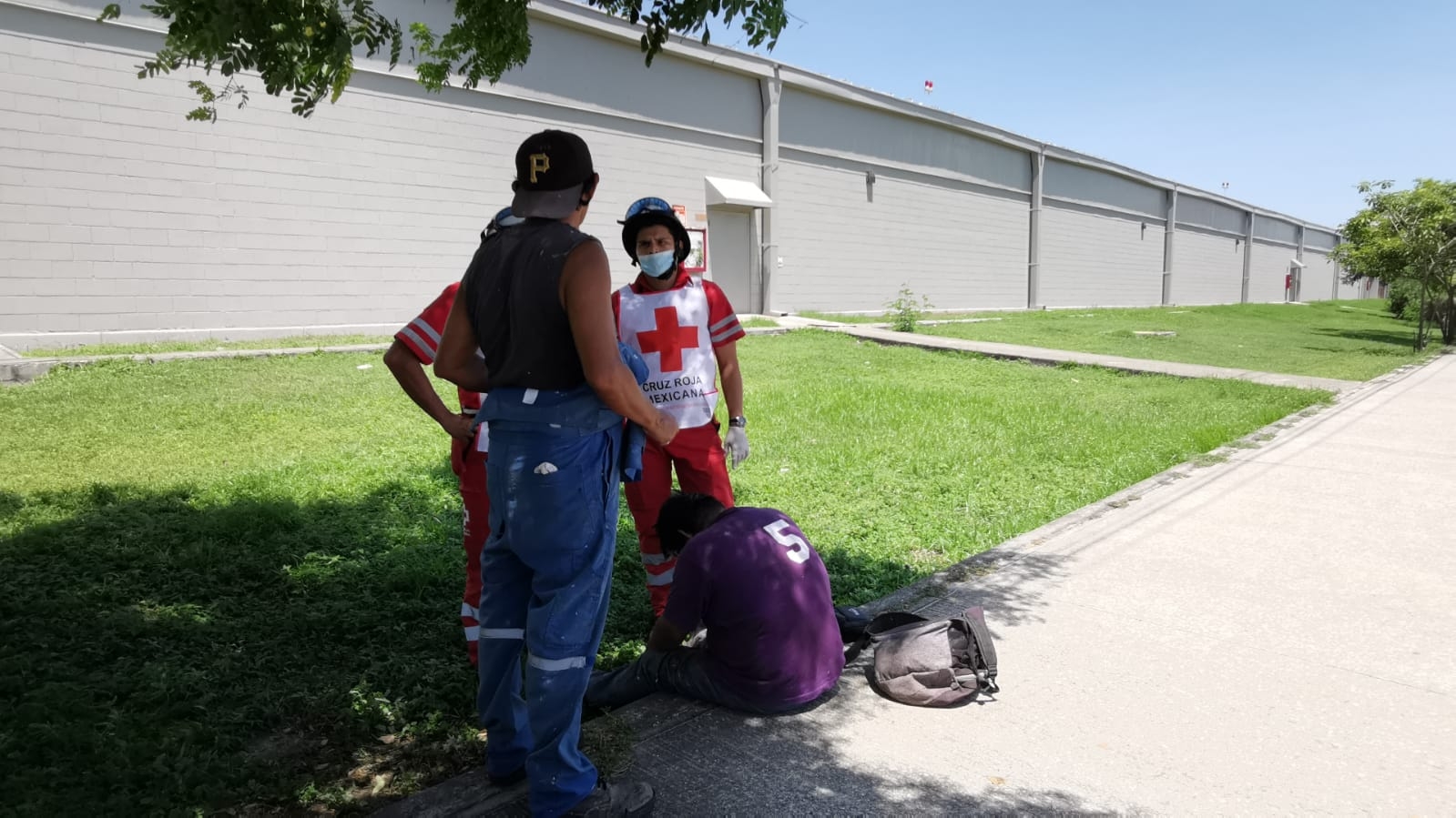 Ebrio causa movilización de paramédicos tras quedarse dormido en la calle en Ciudad del Carmen