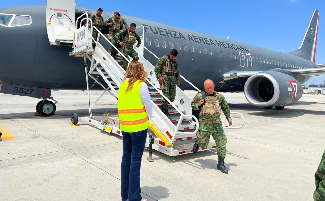 Son alrededor de 300 elementos que arribaron en un avión de la Fuerza Aérea al Aeropuerto Internacional de Tijuana