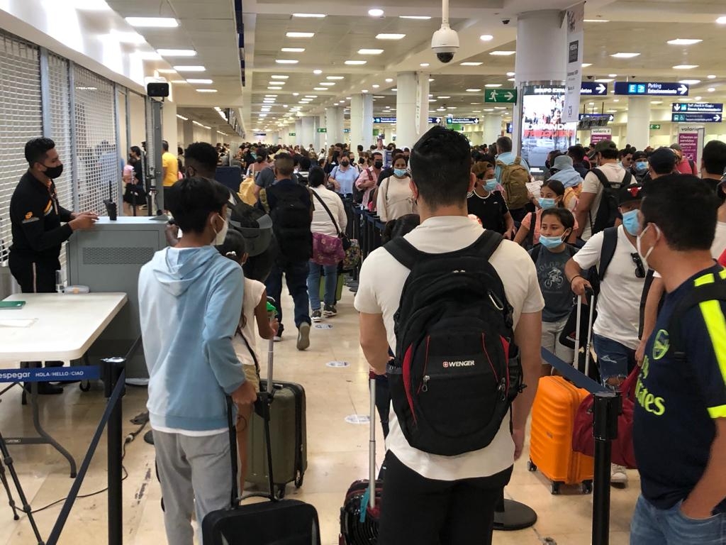 Largas filas de pasajeros se registran este domingo en la terminal área de la ciudad de Cancún