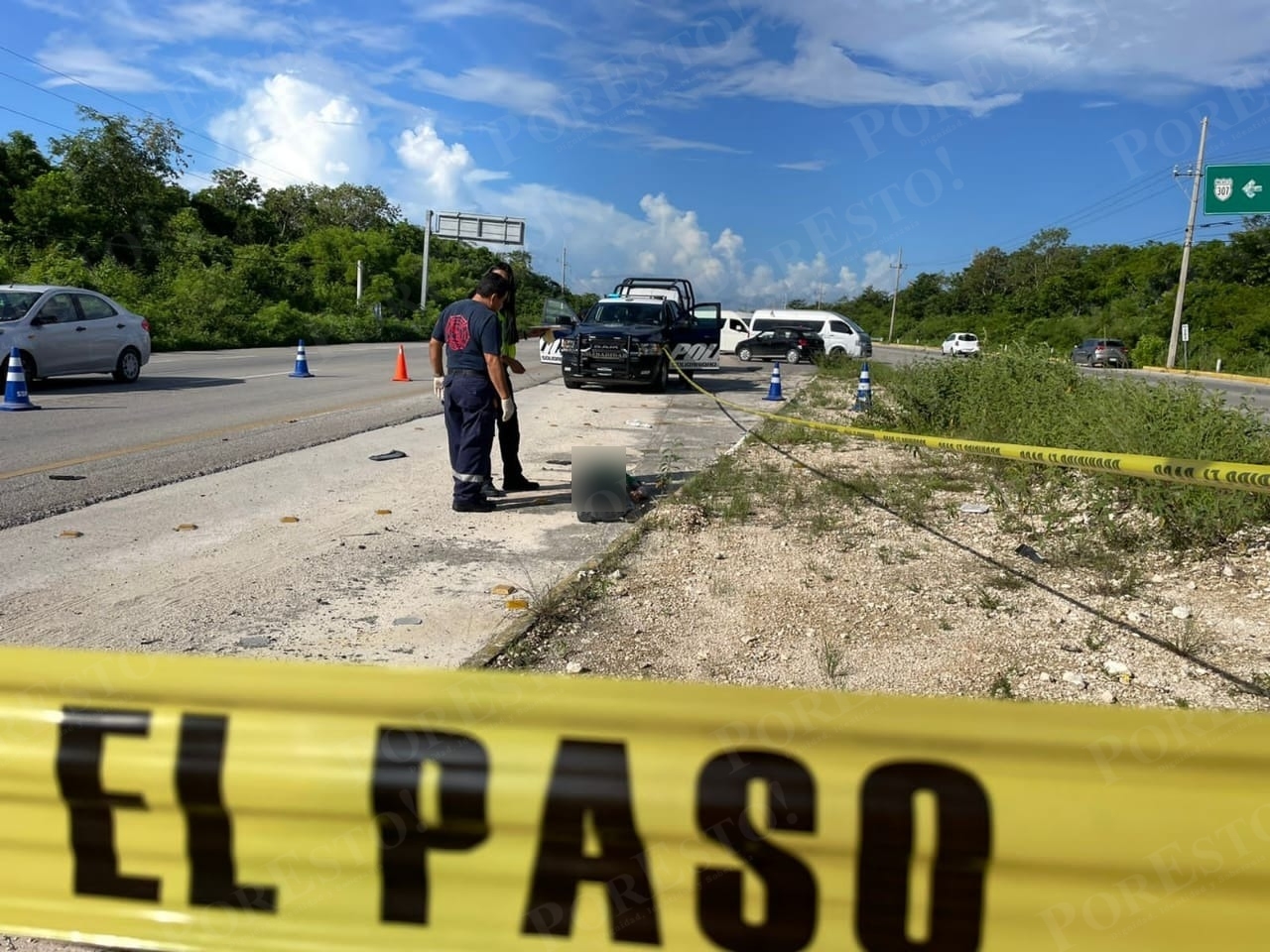 El cuerpo del hombre atropellado permaneció custodiado en la carretera Cancún-Playa del Carmen en espera de Servicios Periciales de la FGE Quintana Roo