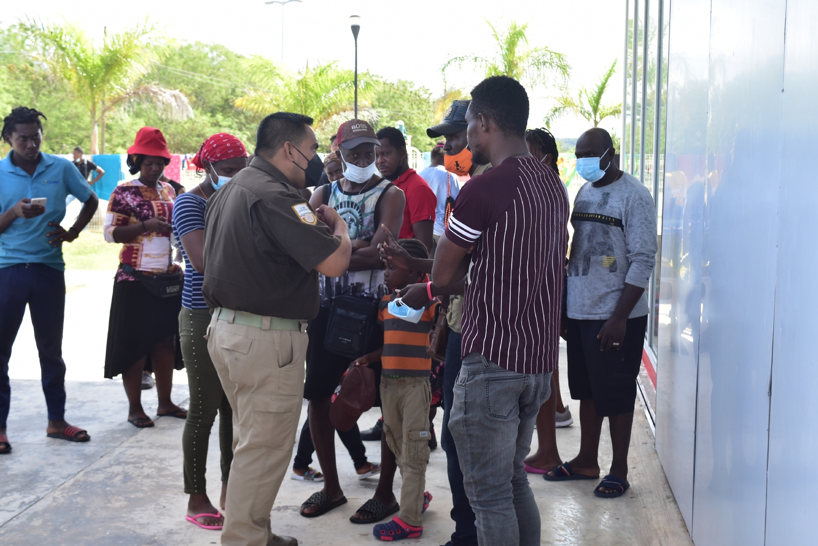 El pasado viernes en el municipio de Palizada fueron asegurados 16 indocumentados de origen cubano, todos con credencial falsa del Instituto Nacional Electoral