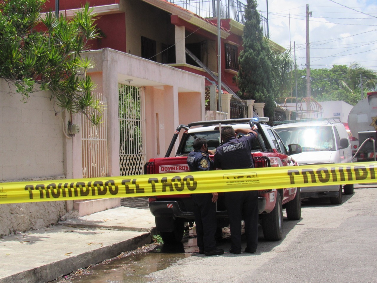 La mujer intentaba ingresar, pero fue detenida por las mujeres policías para que no arriesgara su vida