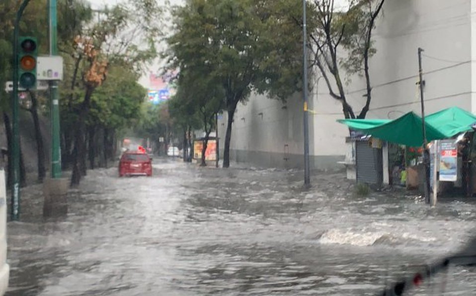 Inundaciones en Periférico Norte dejan auto atrapado y caos vial