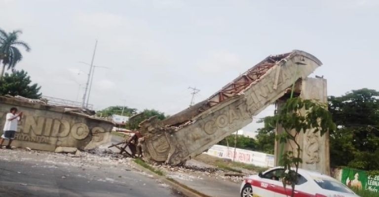 El arco está construido con piezas metálicas, por lo que si representaba un peligro para los automovilistas