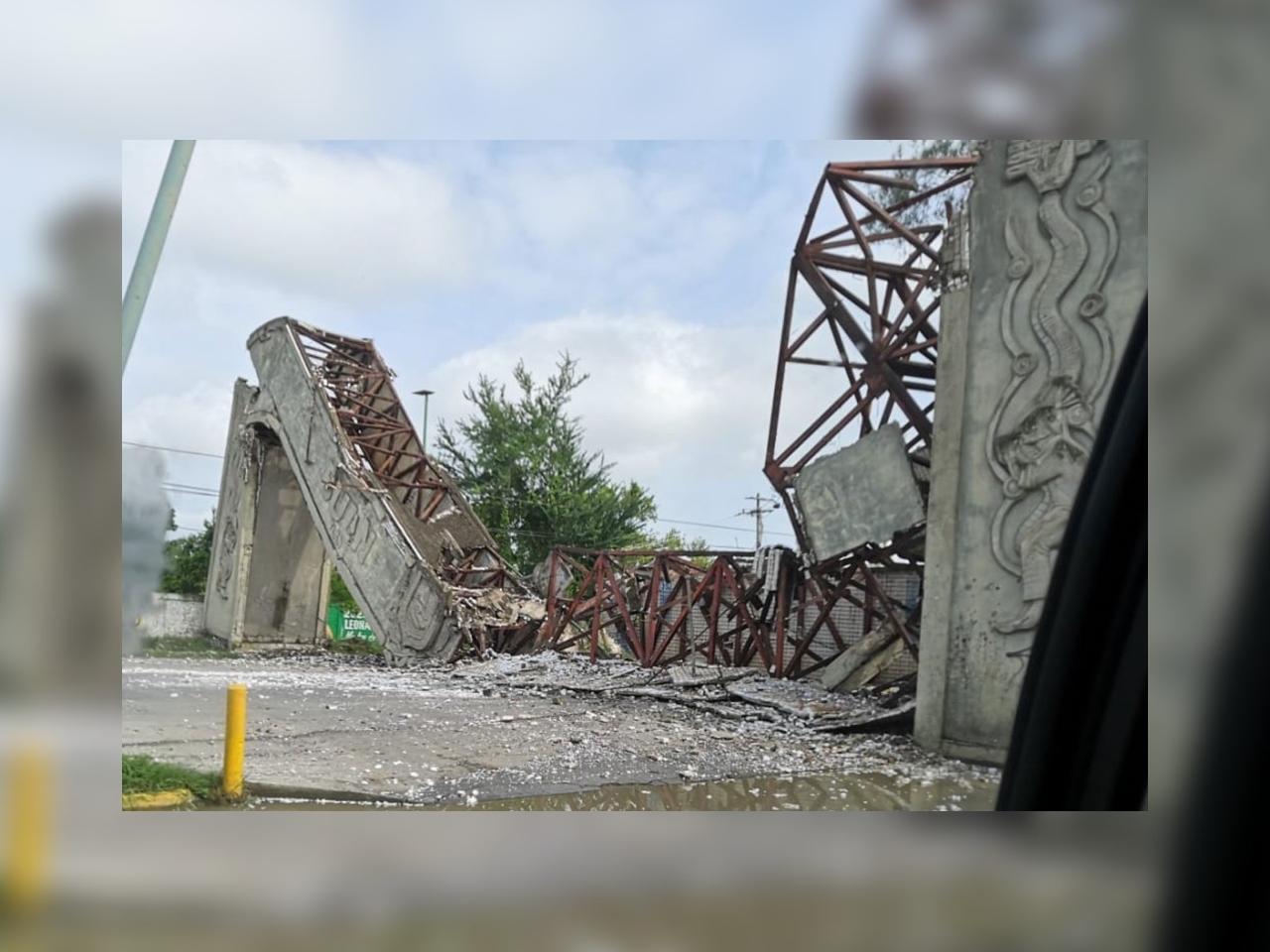 Graban el desplome del arco de la entrada a Coatzintla en Veracruz: VIDEO