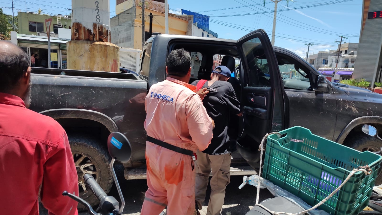 Vecinos le hacen la chamba a policía de Ciudad del Carmen; se niega a detener a ladrón