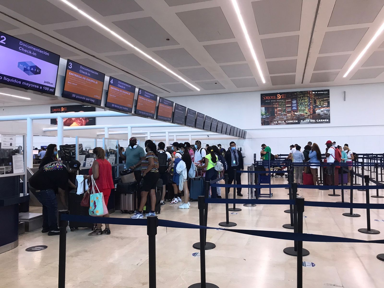 Reprograman tres vuelos internacionales en el aeropuerto de Cancún: VIDEO