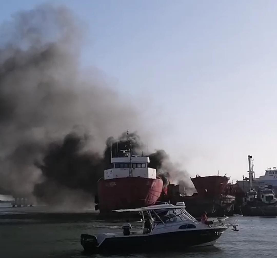 Barco se incendia en el astillero Cuevas en Progreso: EN VIVO