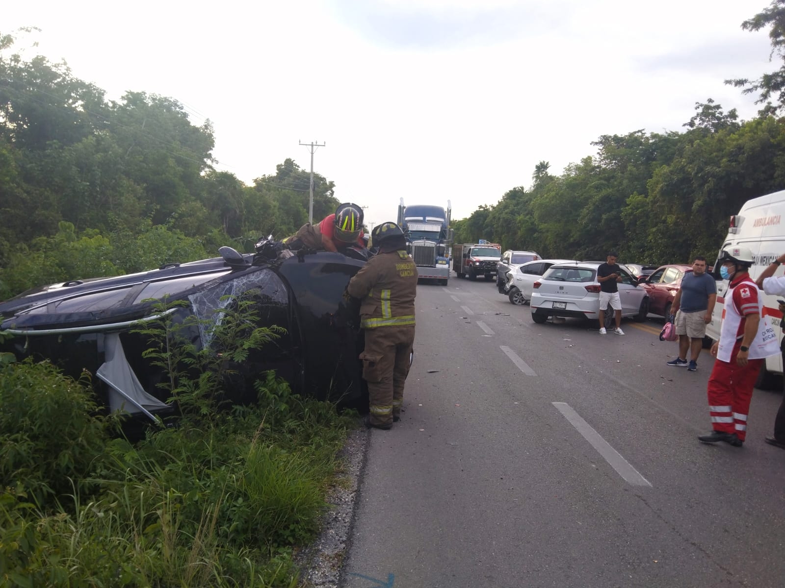 Caos vial tras accidente automovilístico saliendo de Cancún