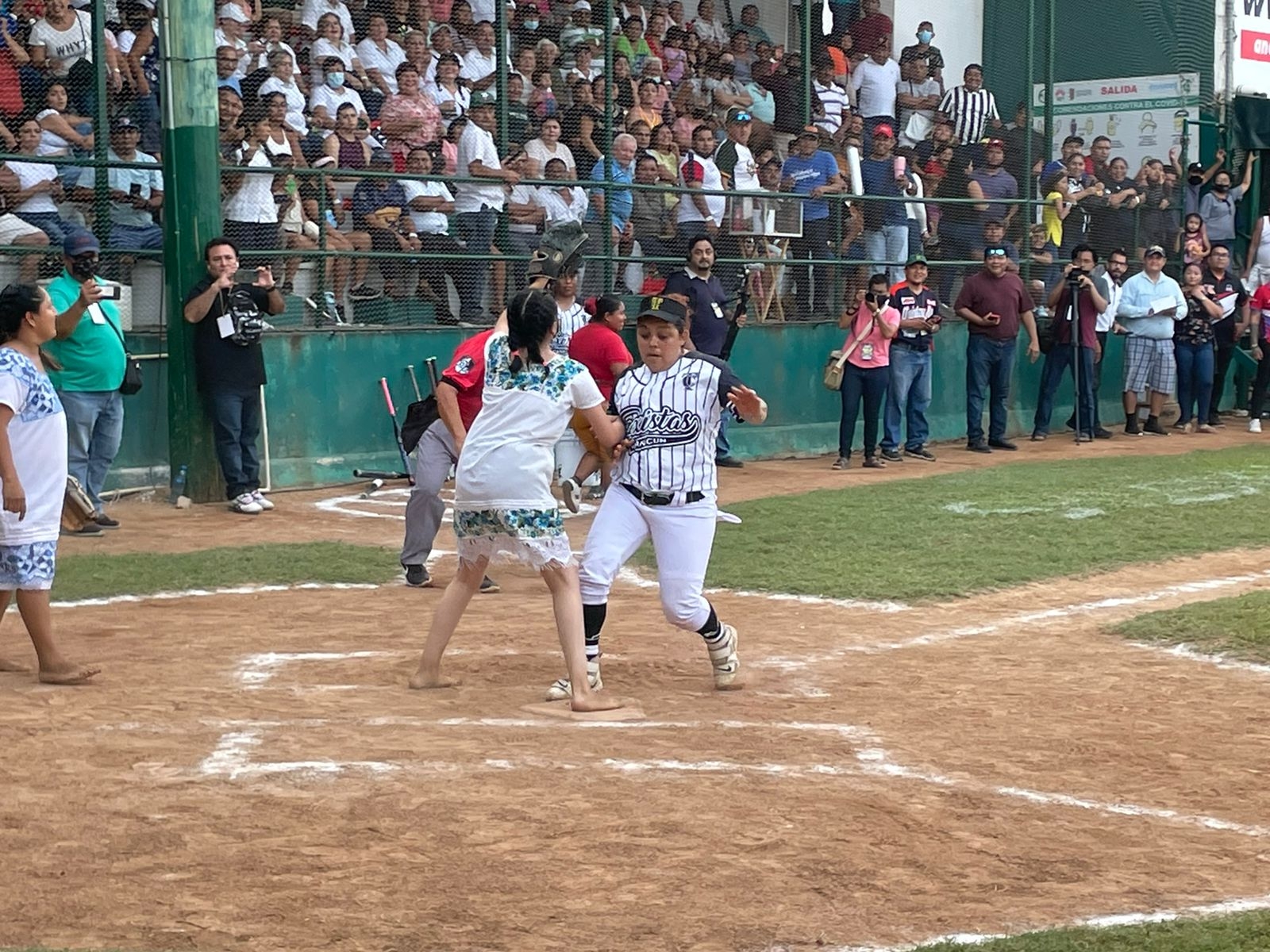 Amazonas de Yaxunah vencen a Selección Taxistas de Cancún en la Unidad Deportiva 13 de marzo