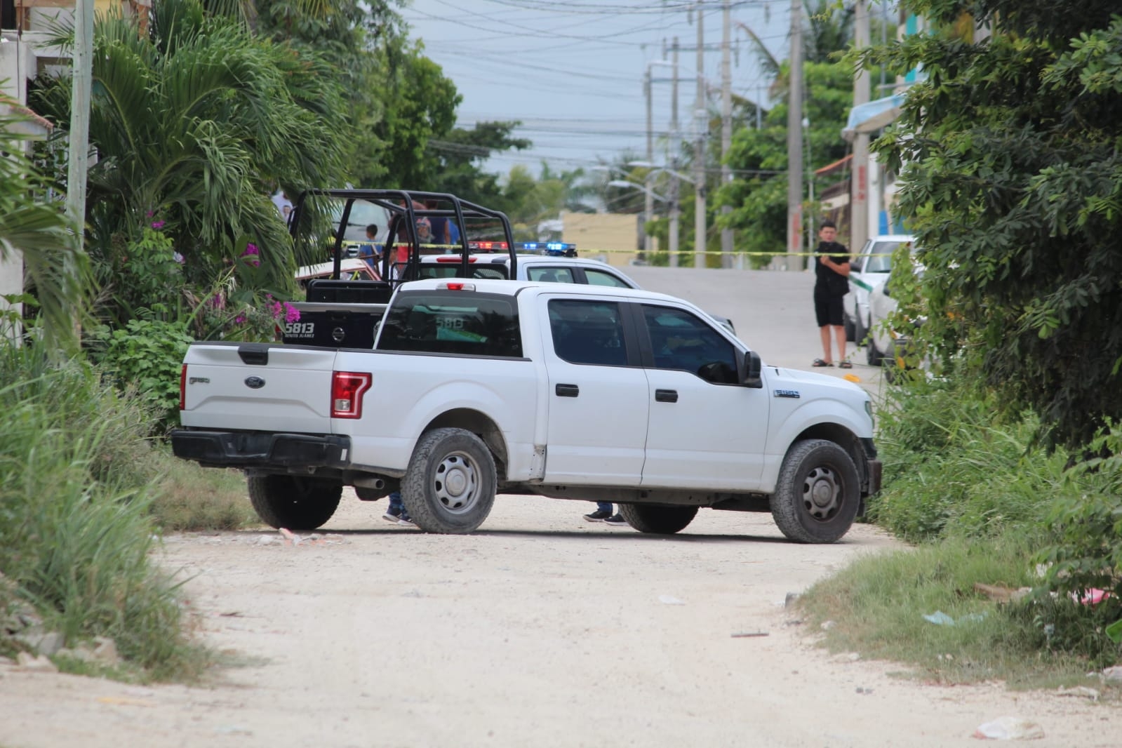 Elementos ministeriales de la FGE Quintana Roo acudieron para realizar las primeras investigaciones sobre el asesinato de un hombre que fue abandonado en la Región 247