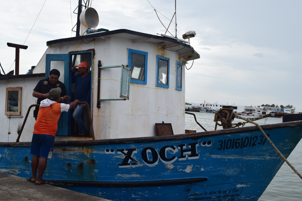 Barco del que cayó un pescador reportado como desaparecido en Celestún aparece en Yucalpetén