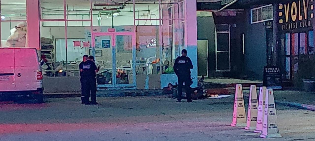 Asesinan a un hombre afuera de Plaza Beauty en Playa del Carmen