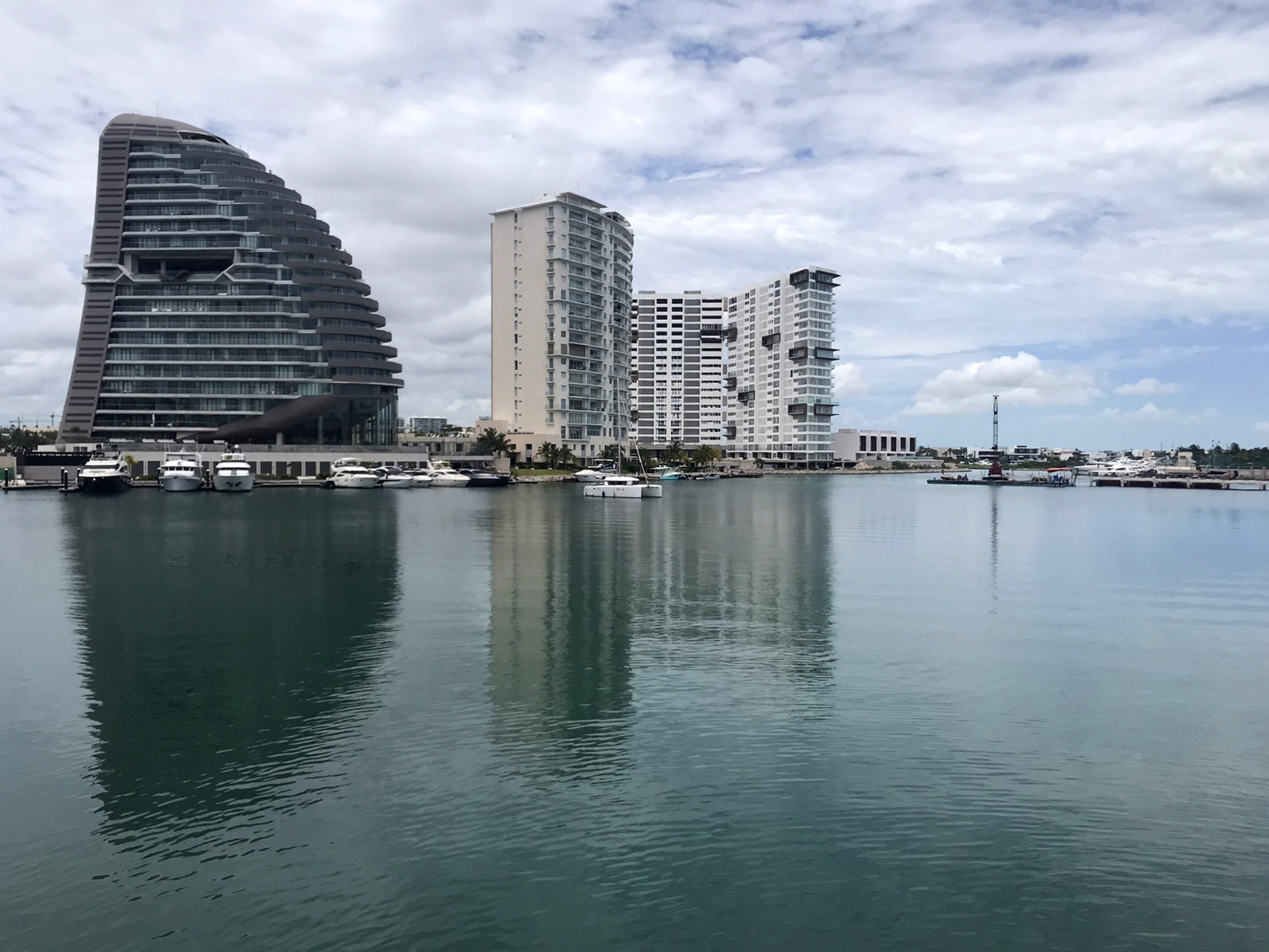 Denuncias en redes sociales indicaban que la 'Shark Tower' en Puerto Cancún se había movido unas pulgadas, pero la constructora lo negó