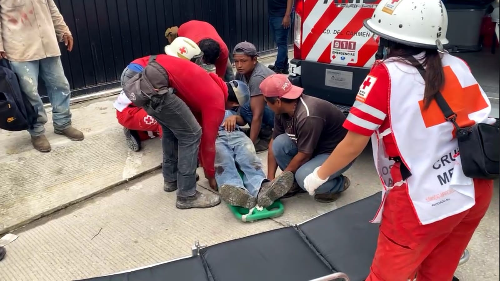 Albañil resulta herido al caer 3 metros desde un andamio en Ciudad del Carmen