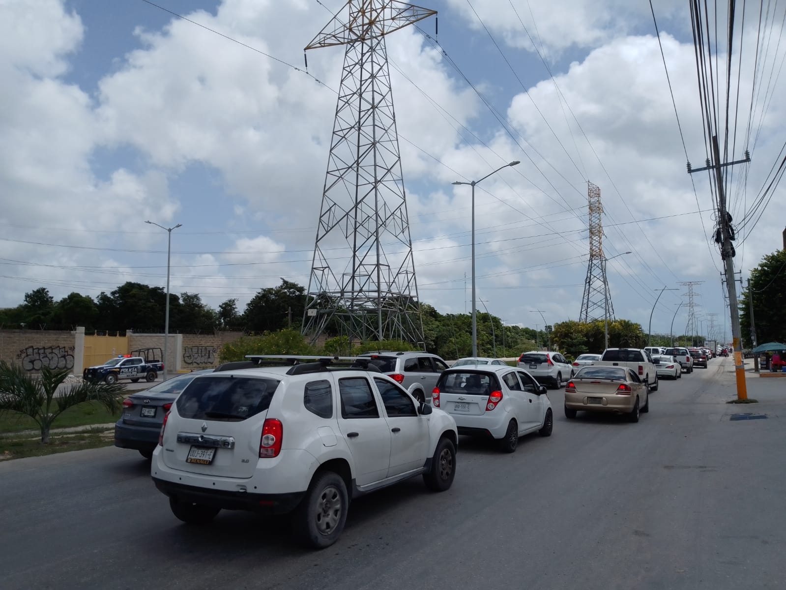 La avenida de los Colegios es una de las vías alternas recomendadas por el Ayuntamiento de Cancún para evitar el tráfico, pero que no ha funcionado