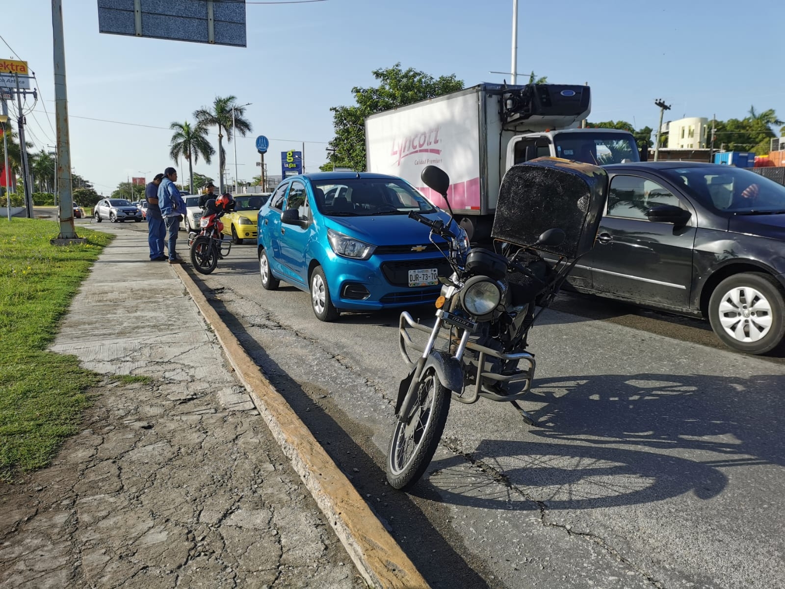 Un percance vial se registró la mañana de este martes entre un automóvil y una motocicleta sobre la avenida Isla del Tris