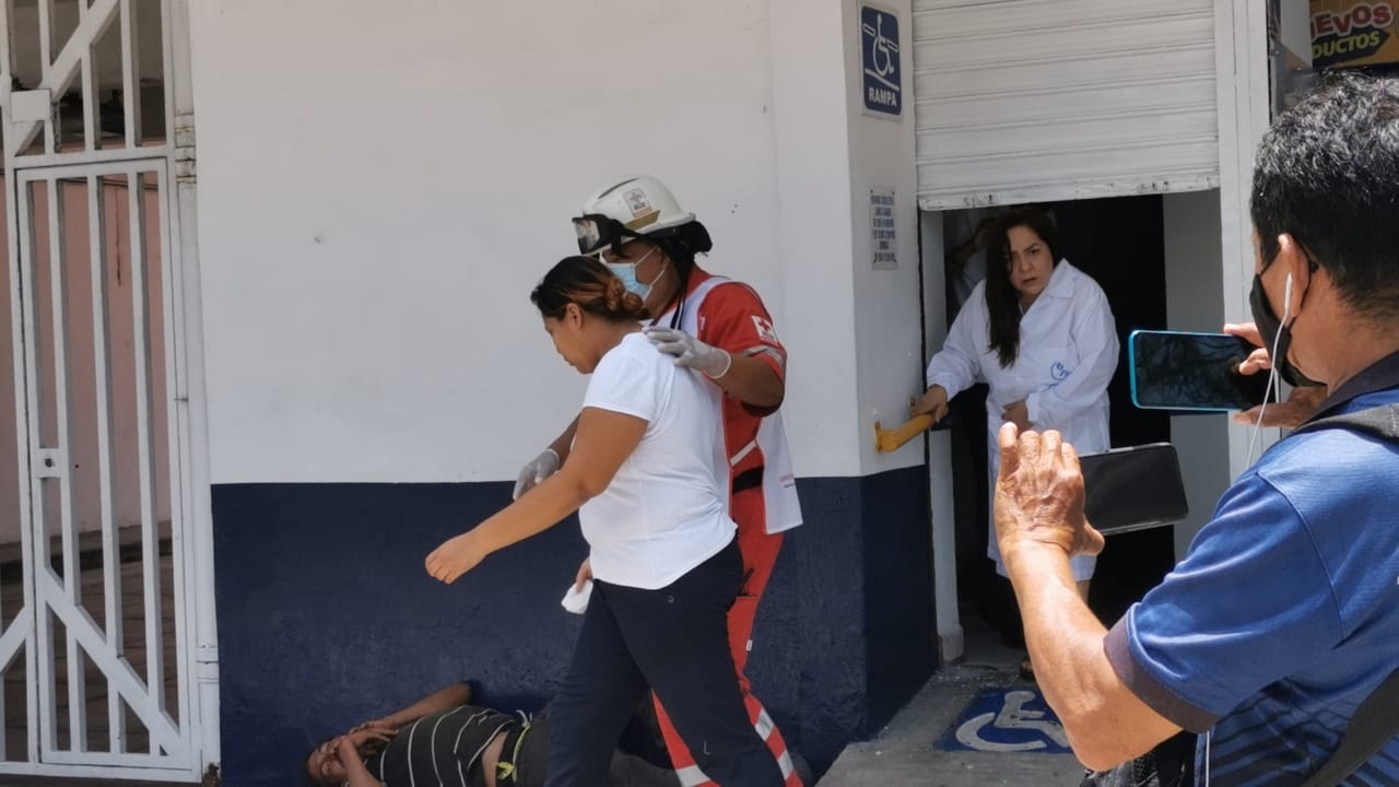 Ciudad del Carmen: Ladrón tira gasolina al rostro de dos empleadas de una farmacia Similares