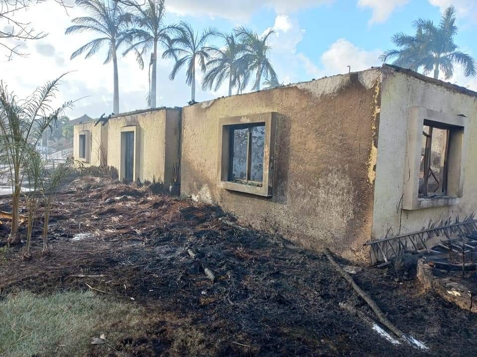 Algunas villas del Hotel Allegro de Cozumel fueron alcanzadas por las llamas que iniciaron en la zona de niños en dicho inmueble
