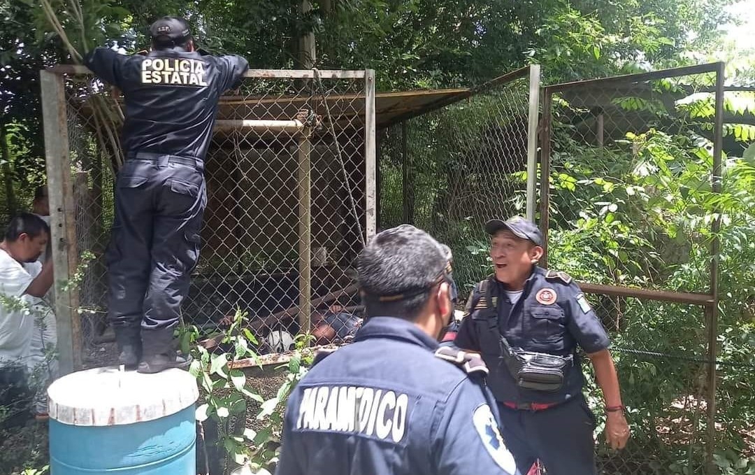 Elementos de emergencia y de la policía no lograron rescatar con vida a la persona que cayó al pozo. Foto: Alejandro Colli