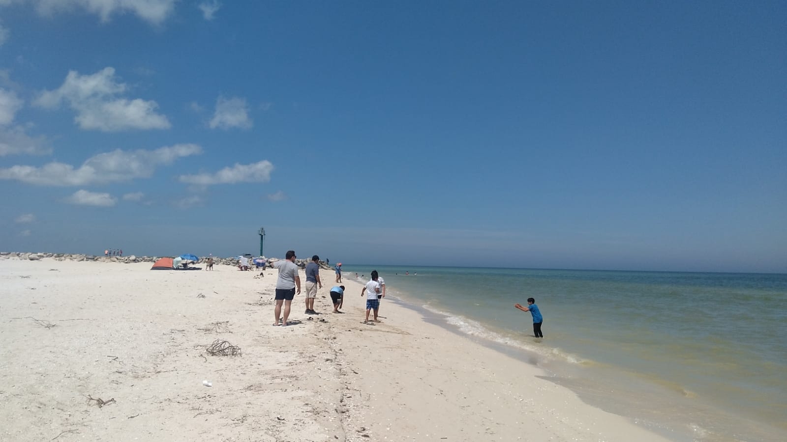 Bañistas disfrutan de la costa de Chuburná en Yucatán