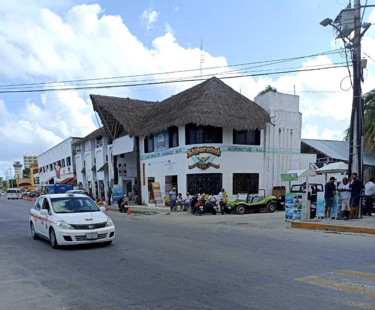 Testigos del hecho referenciaron que los comisionistas pararon la agresión física contra el hombre al ver la llegada de la Policía de Cozumel